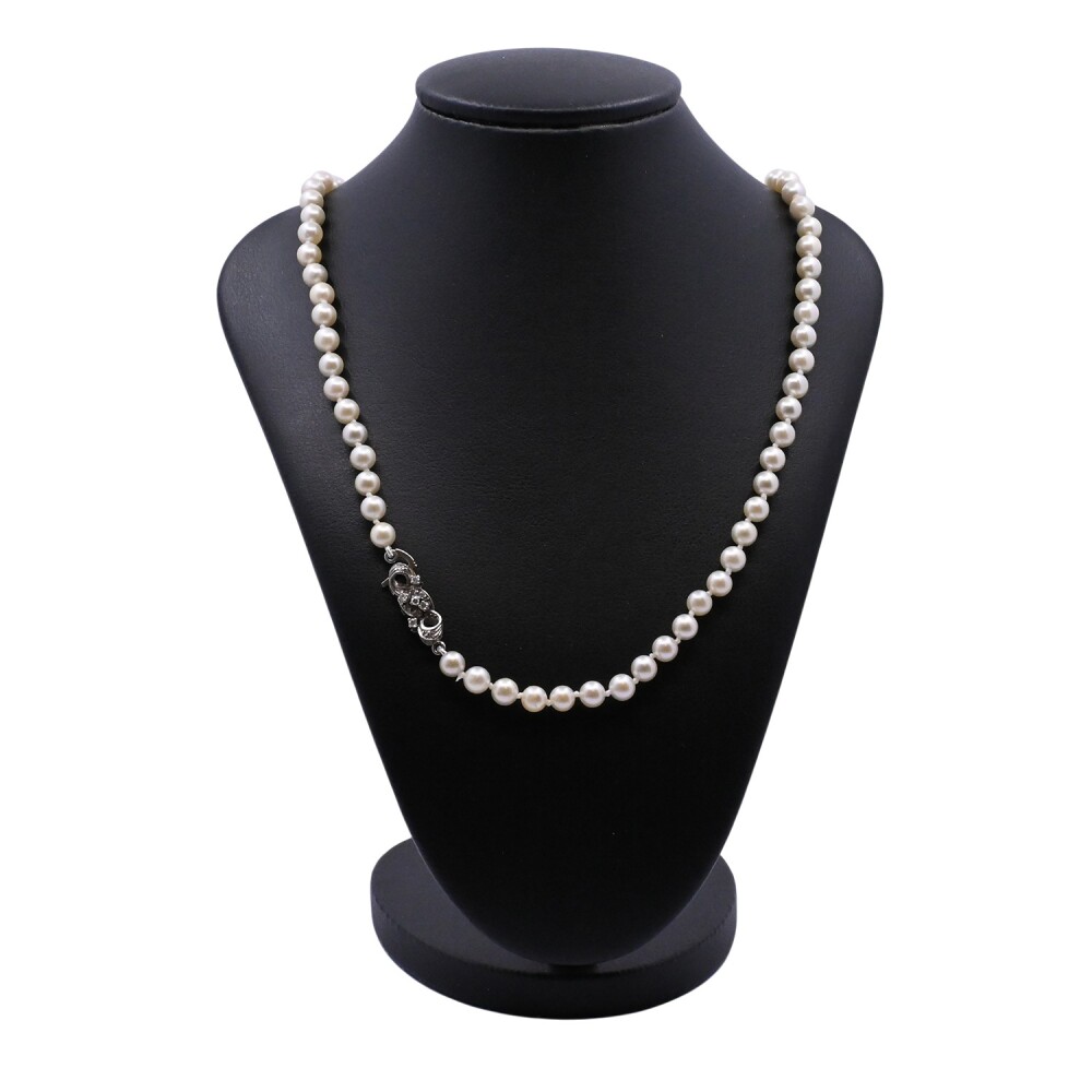 Collar de perlas de cultivo y broche oro 18 k blanco con brillantes. Collar de perlas de cultivo y broche oro 18 k blanco con brillantes.