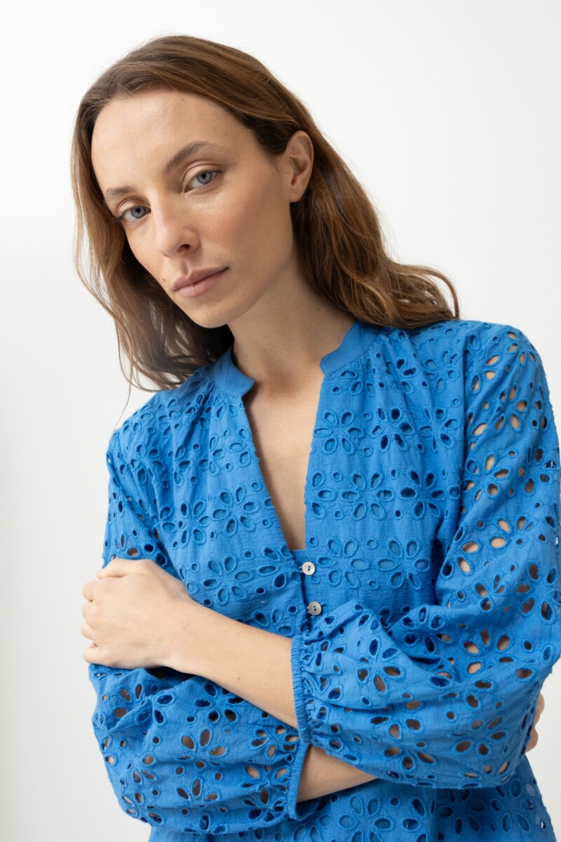 Vestido broderie cuello mao azul regata