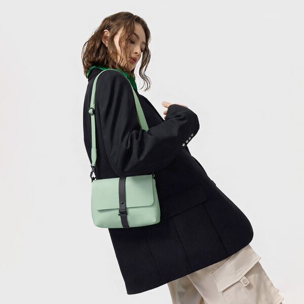 Bolso Gastón Luga 1,9L Impermeable Con Correa Ajustable Verde 1