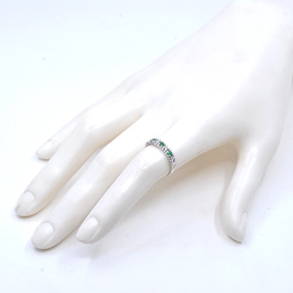 Anillo en oro 18k blanco , brillantes y esmeraldas Anillo en oro 18k blanco , brillantes y esmeraldas