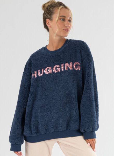 Sweater hugging Azul