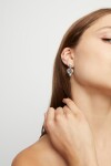 PENDIENTES EN ALEACIAÓN DE METALES BAÑADA EN PLATA DE LEY CON CORAZON Y CRISTAL NEGRO Pendiente