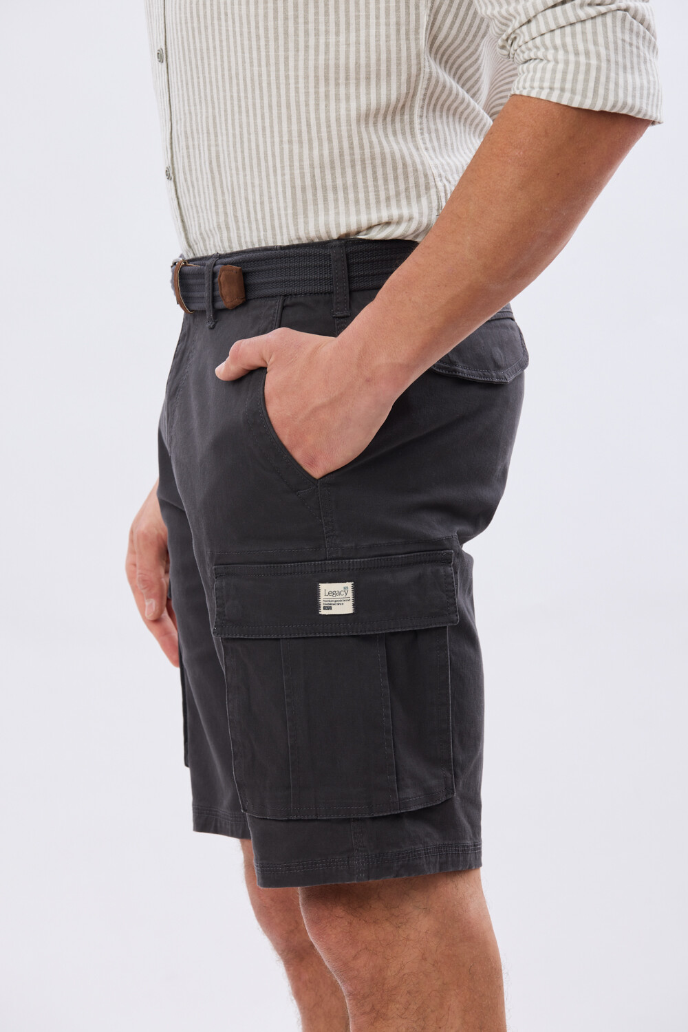 BERMUDA CARGO CON CINTO Gris