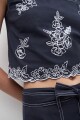 Top bordado floral azul marino