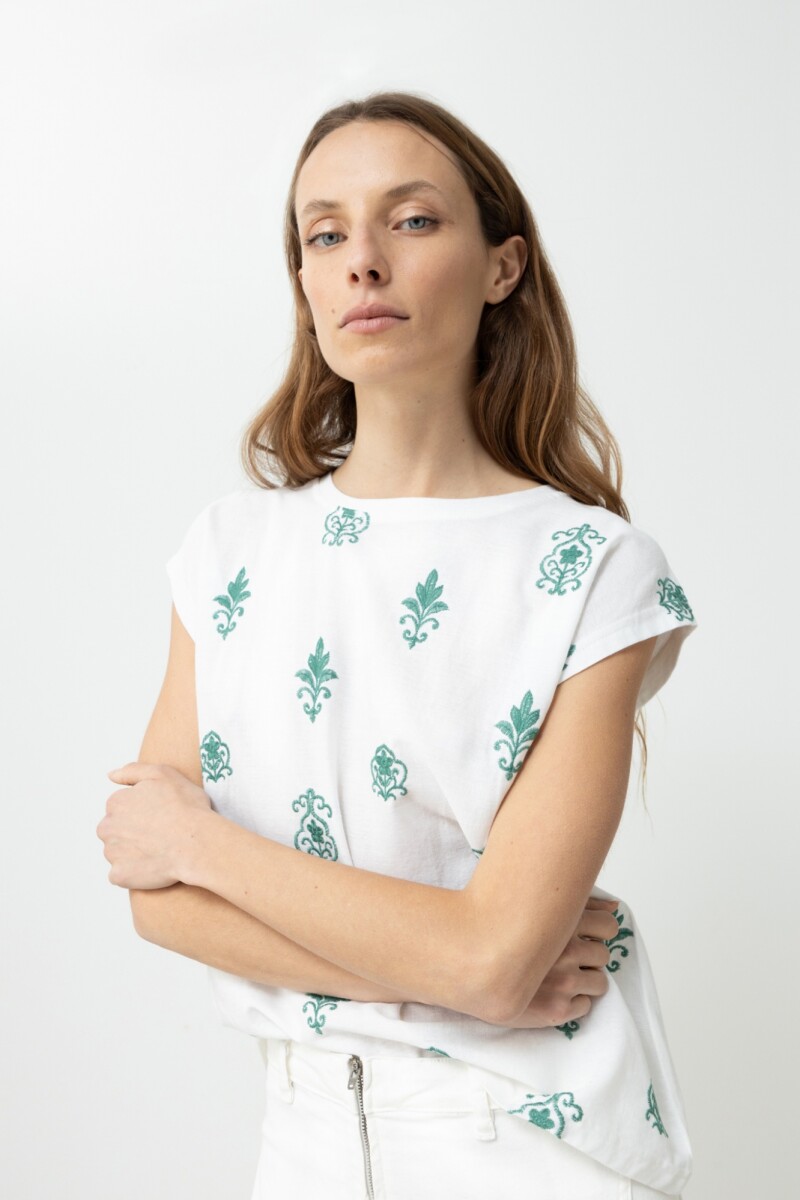 Blusa frente bordado crudo