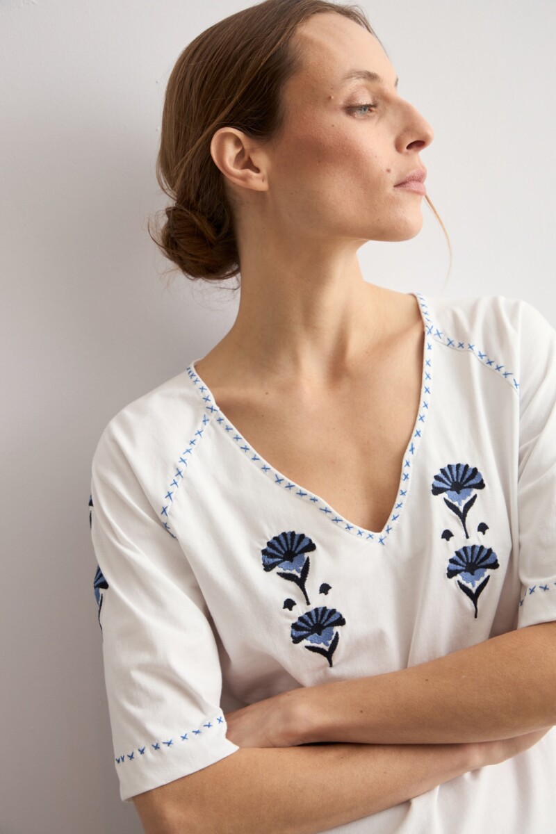 Remera bordado floral blanco