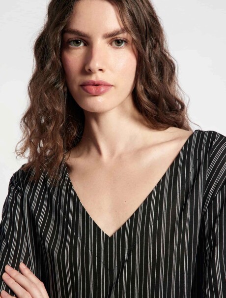 BLUSA DE CUELLO EN V CON ESTAMPADO MARRÓN