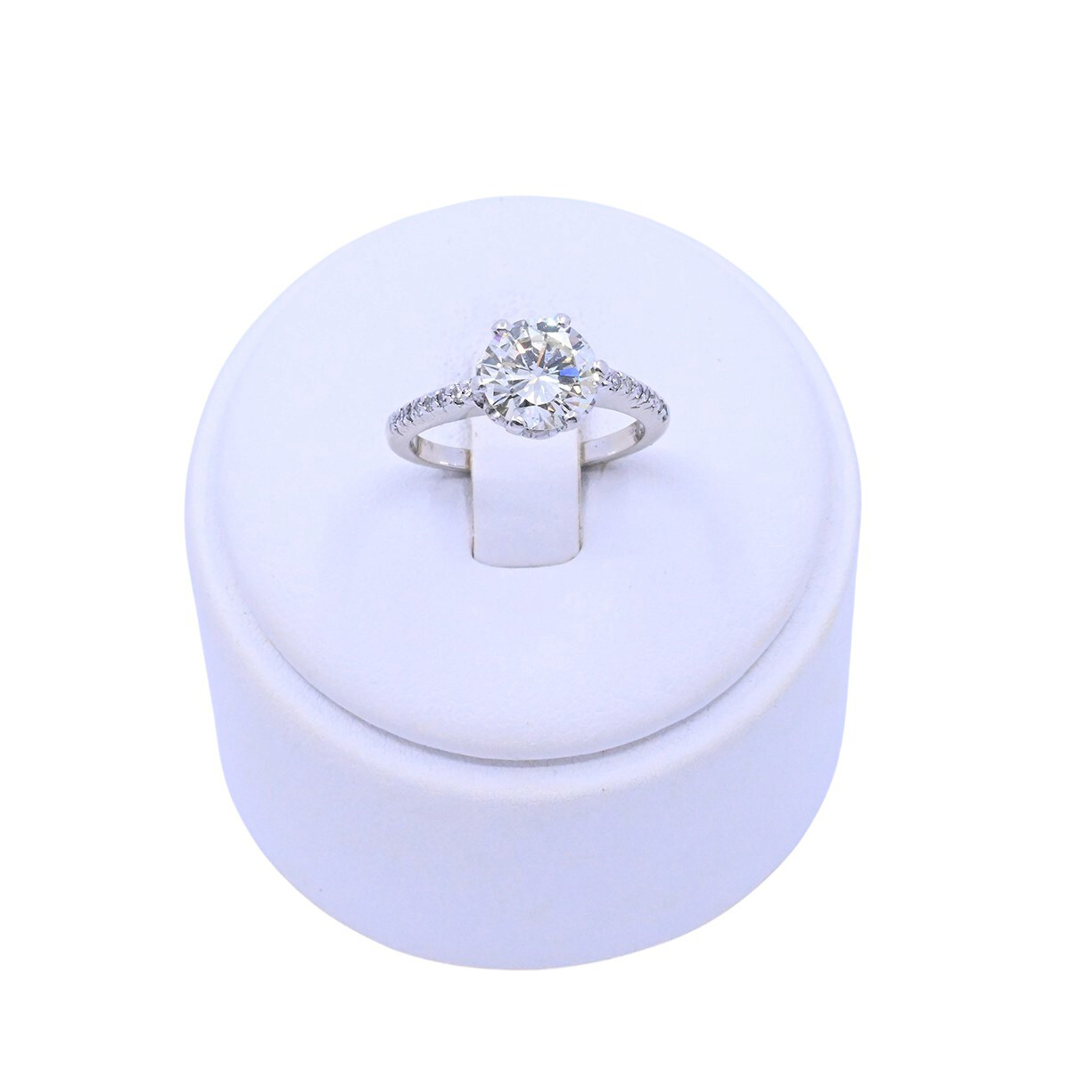 Anillo platino con brillantes. 