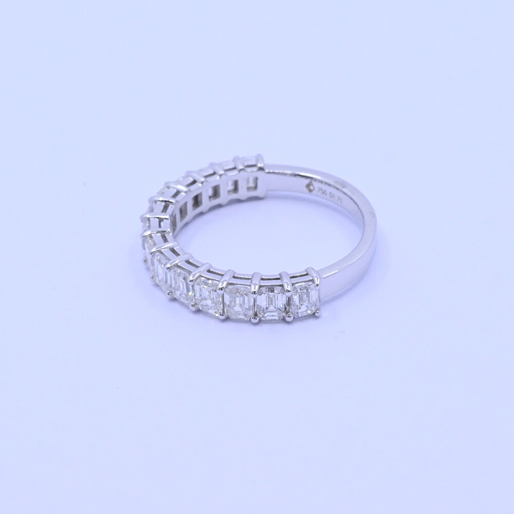 Anillo medio sin fin 18k blanco con 14 brillantes tallado esmeralda. Anillo medio sin fin 18k blanco con 14 brillantes tallado esmeralda.
