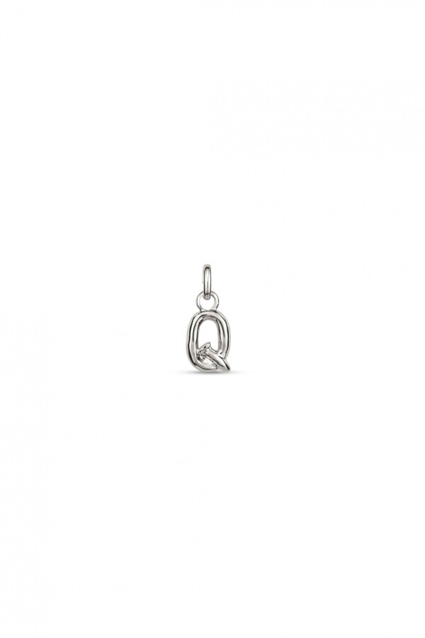 CHARM DE ALEACION DE METALES BAÑADO EN PLATA DE LEY CON FORMA DE LETRA Q CON ARGOLLA Charm