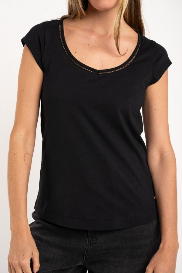 Remera Escote V Puntilla Negro