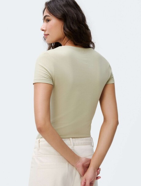 CAMISETA BÁSICA MANGA CORTA CUELLO EN V VERDE