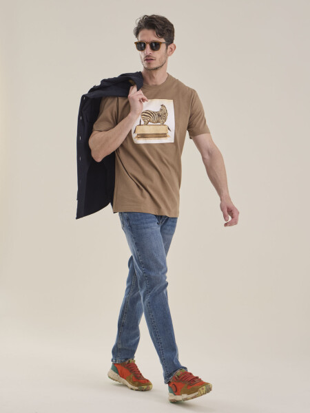 T-SHIRT ESTAMPA CEBRA CAMEL
