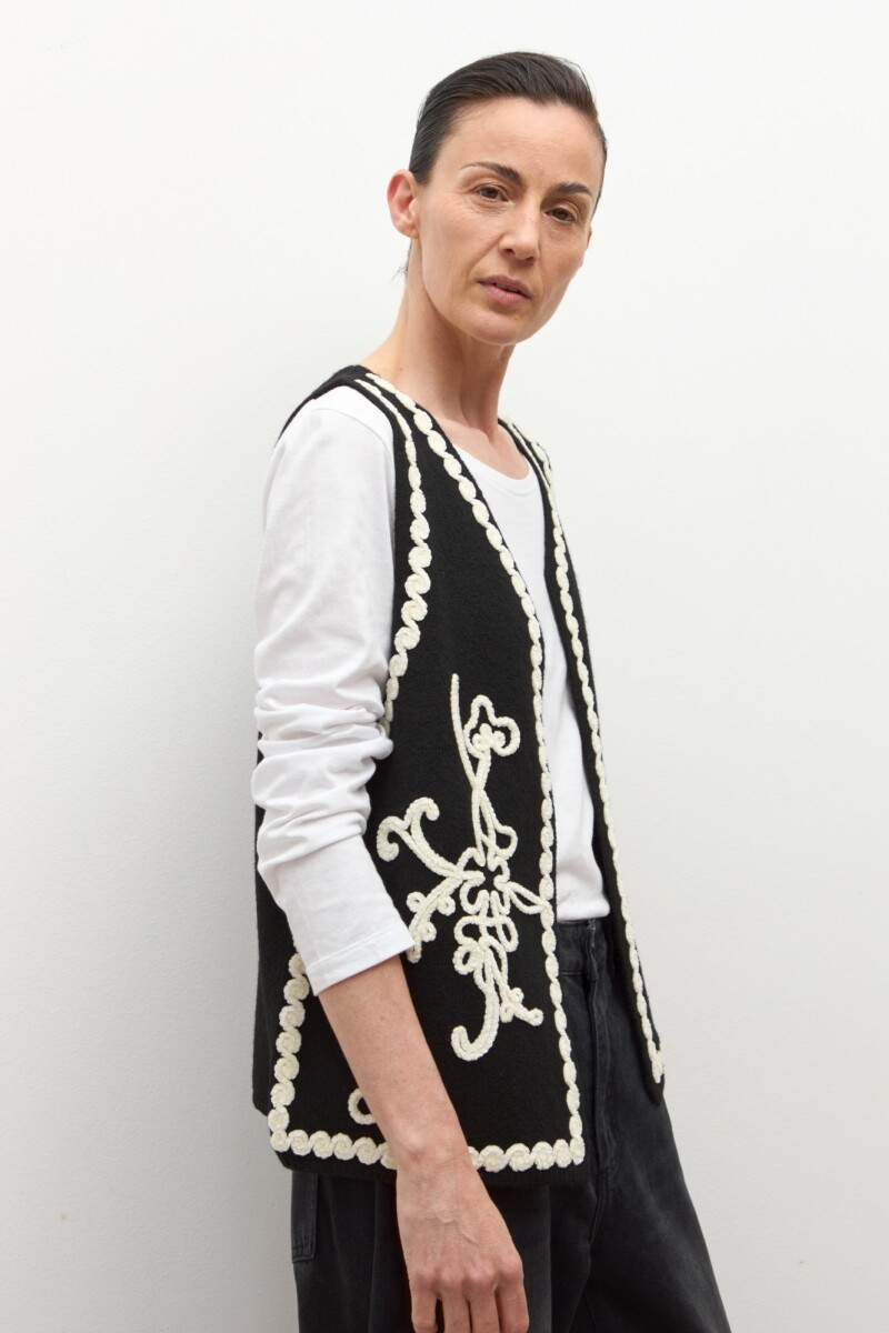 Chaleco tejido con bordado negro