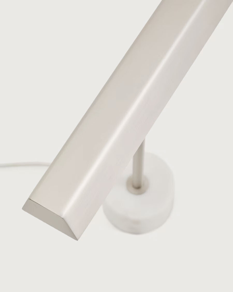 Lámpara de mesa Lynor de metal cepillado con base de mármol blanco Lámpara de mesa Lynor de metal cepillado con base de mármol blanco