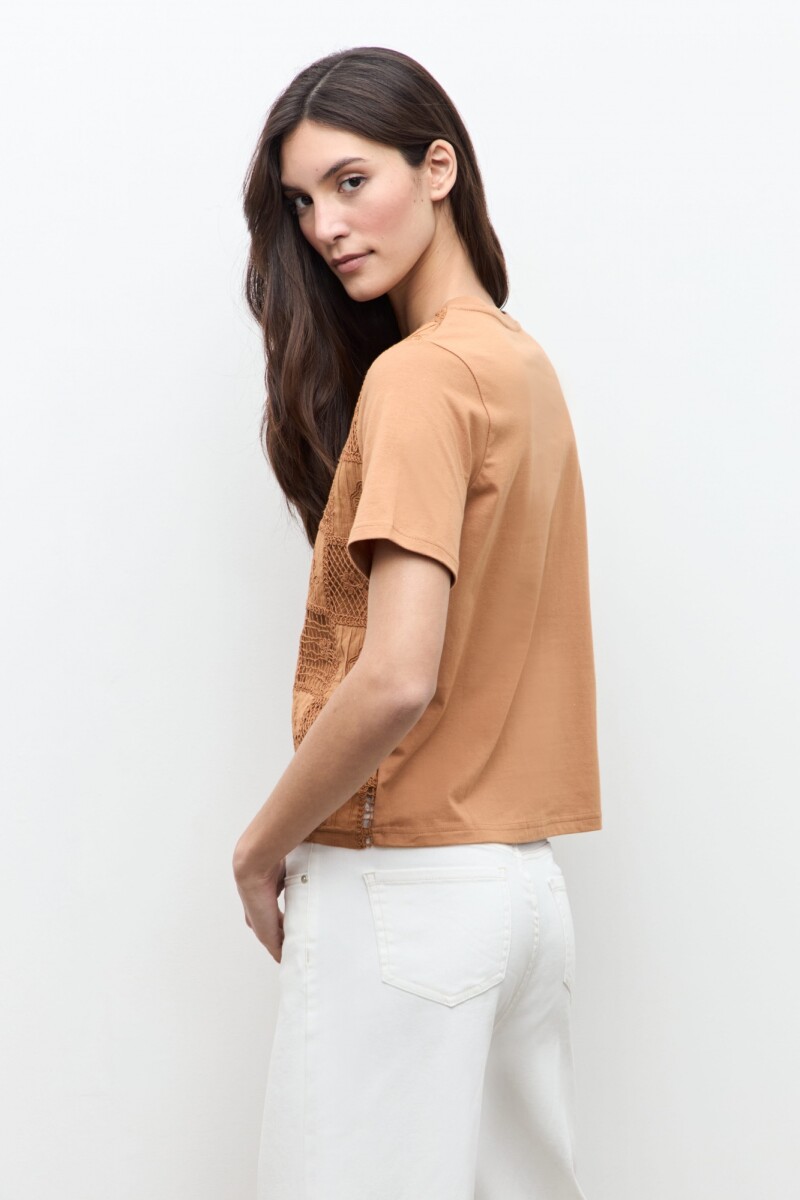 Remera frente bordado y calado camel