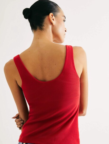MUSCULOSA EN TELA ACANALADA CON PLIEGUES LATERALES ROJO