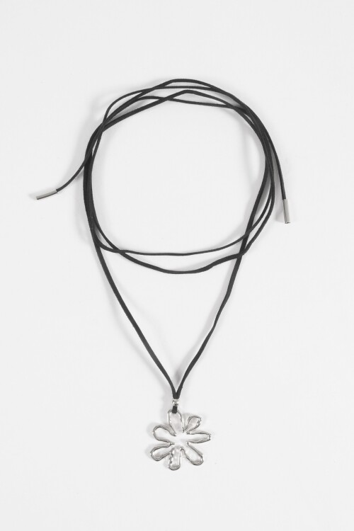 Collar cordón dije flor contorno plateado