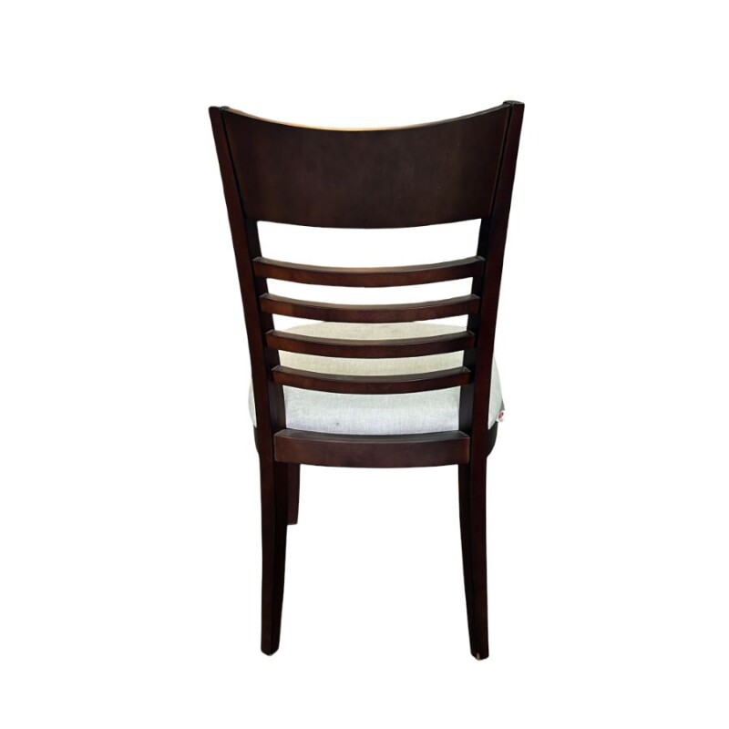 Silla en madera tapizada en tela beige - Producto con detalles. Silla en madera tapizada en tela beige - Producto con detalles.