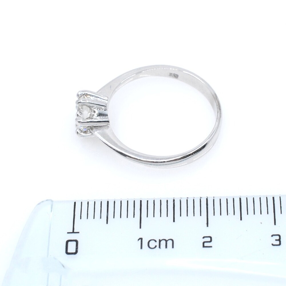Anillo solitario en oro 18k blanco y brillante central Anillo solitario en oro 18k blanco y brillante central