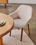 Silla Aleli de chenilla beige y patas de madera maciza de fresno con acabado nogal Silla Aleli de chenilla beige y patas de madera maciza de fresno con acabado nogal
