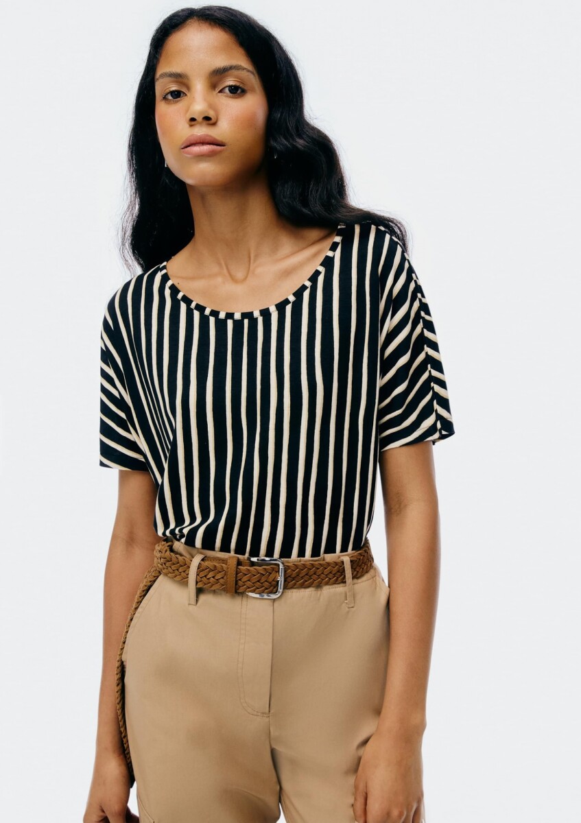 BLUSA MANGA CORTA ESTAMPADA - NEGRO 