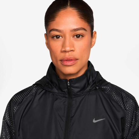 Campera Nike Tempo Repel Flash Campera de Mujer Negro