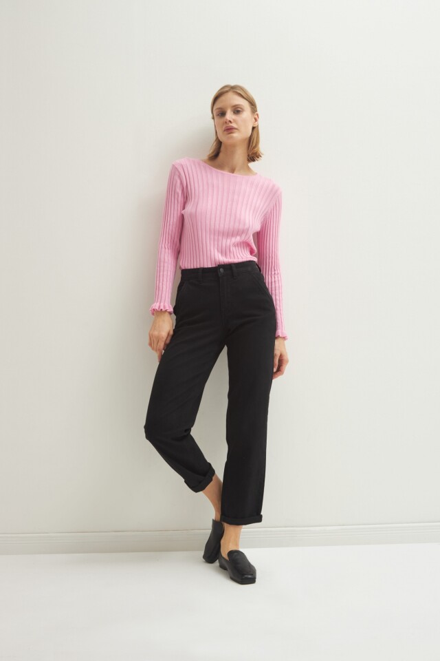 Sweater canalé con volado rosado