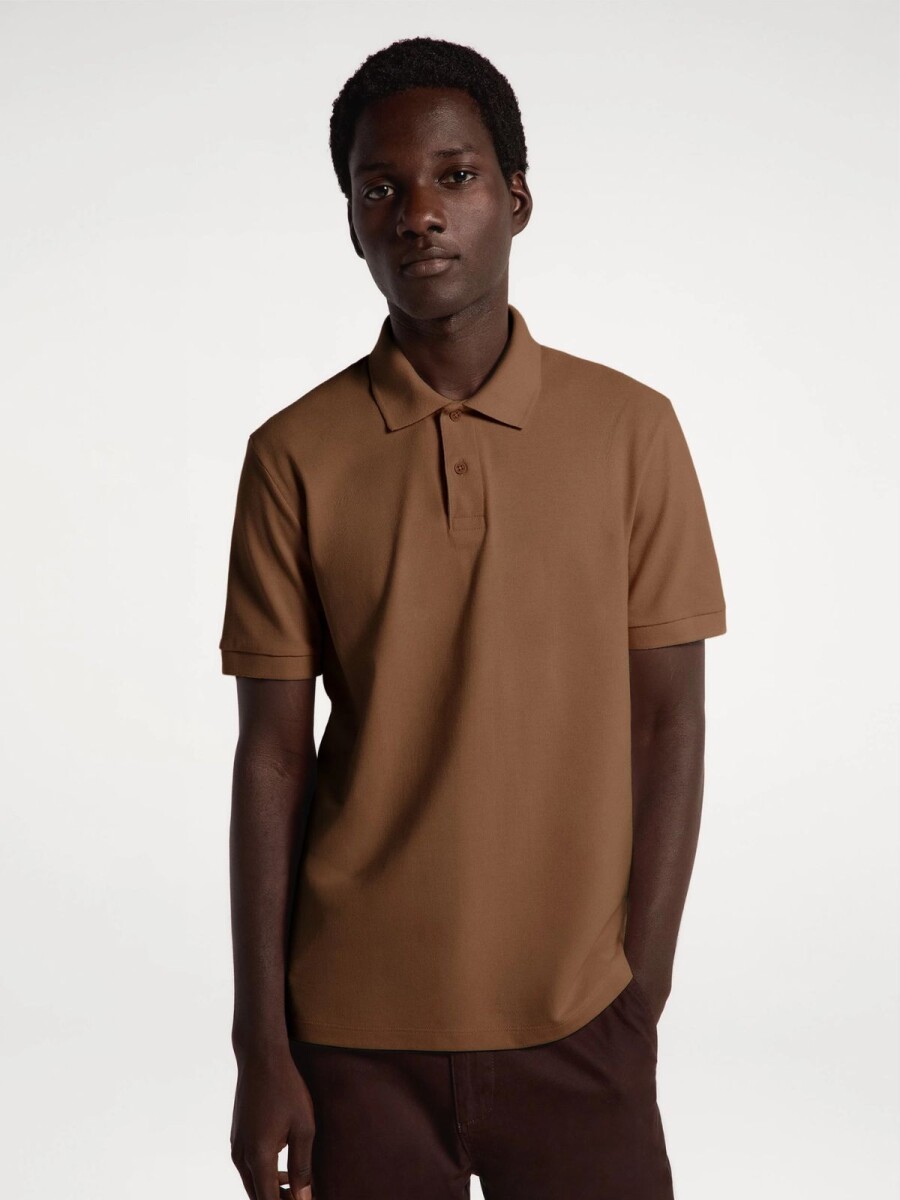 CAMISETA BÁSICA CON CUELLO - MARRÓN 