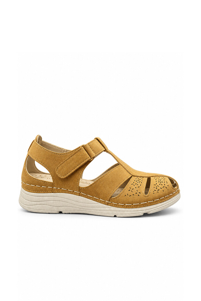 Sandalia cerrada con velcro Aurora AU226 Camel