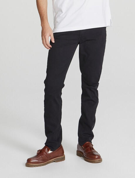 PANTALÓN MASCULINO MODELO SKINNY NEGRO