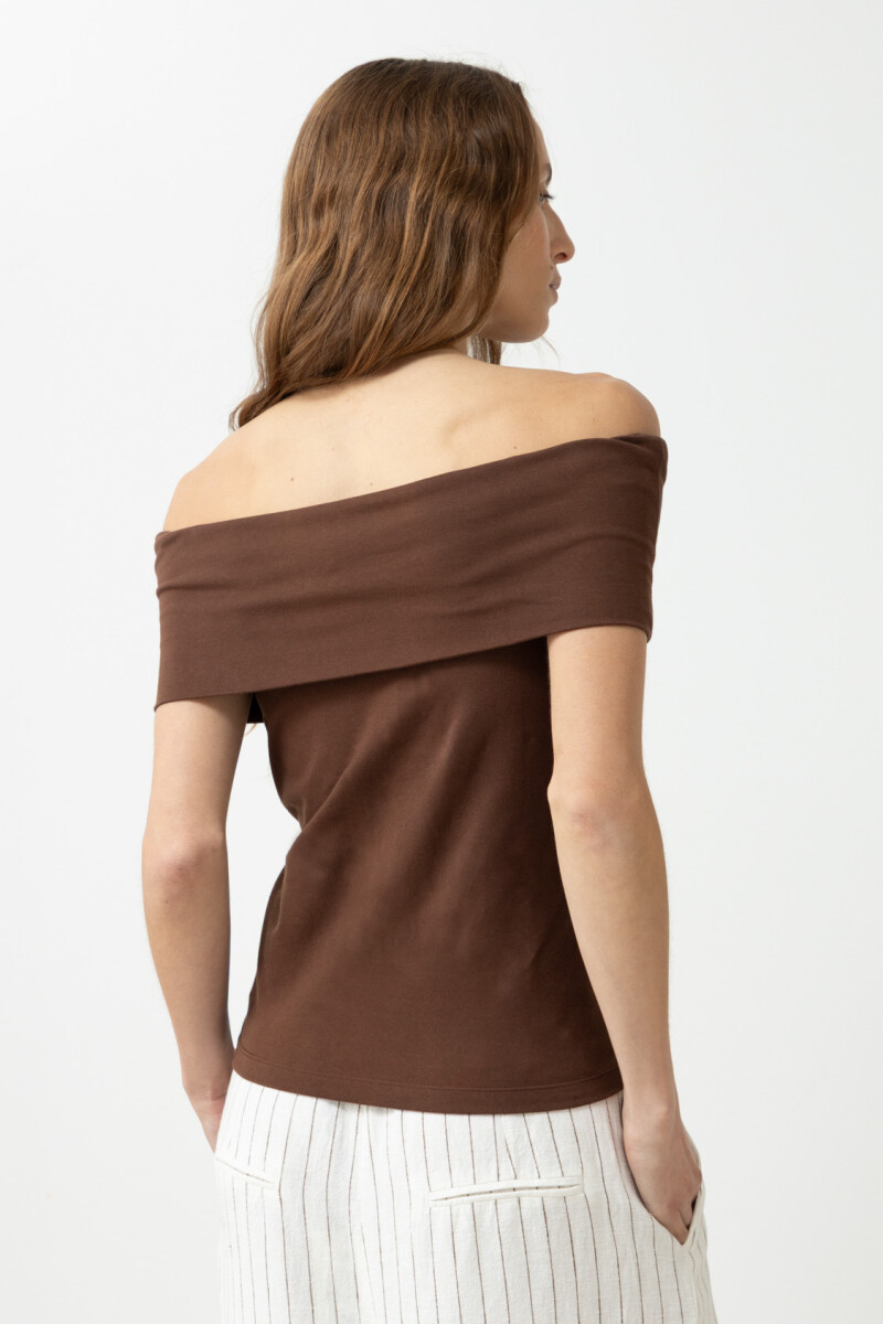 Remera escote bardot chocolate