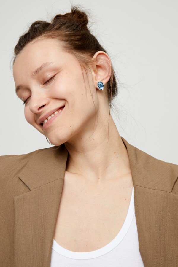 PENDIENTES DE ALEACIÓN DE METALES BAÑADO EN PLATA DE LEY CON CRISTAL FACETADO AZUL Pendiente