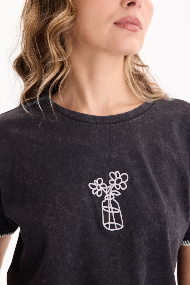Remera Vase Negro