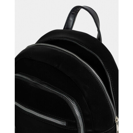 Mochila De Cuerina Con Charm Negro