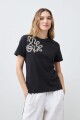 Remera con bordado en contraste negro