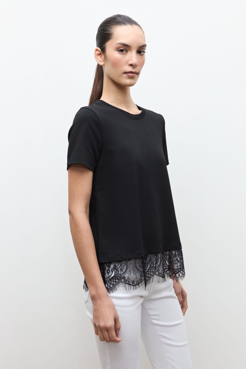 Remera oversized con encaje negro