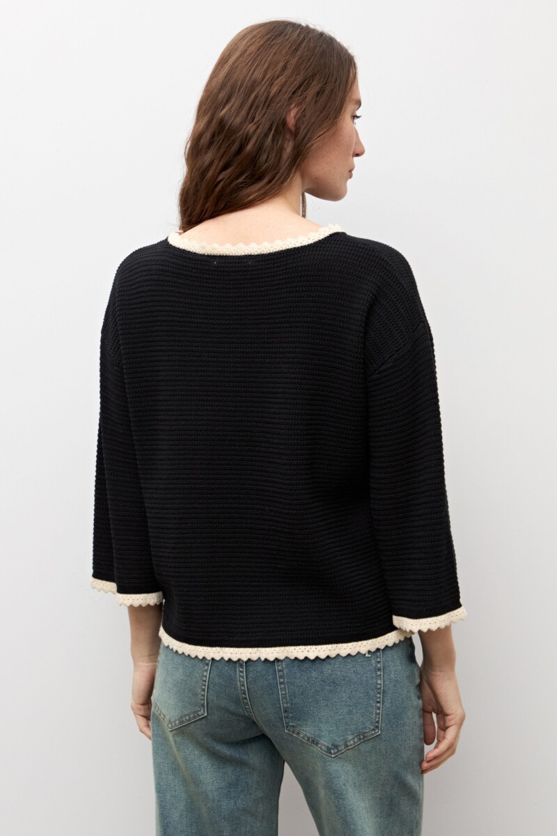 Sweater escote bote negro