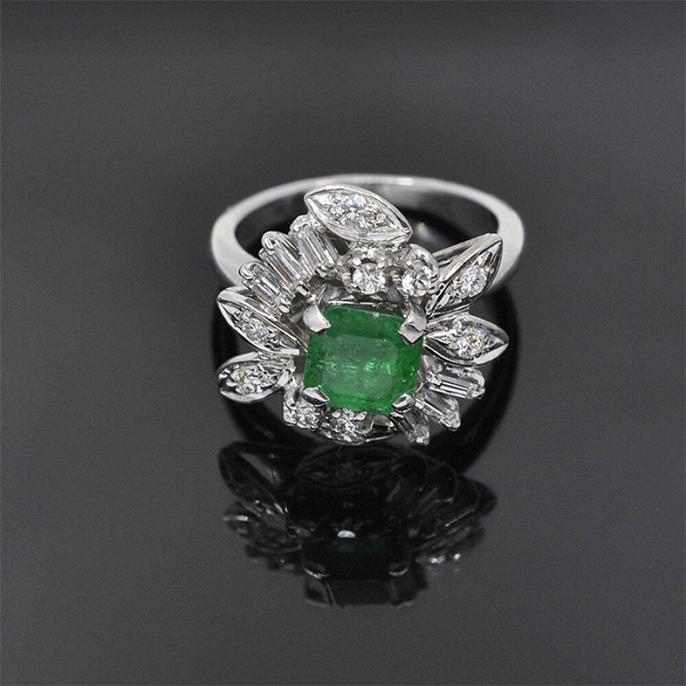 Anillo En Oro Blanco, Brillantes Y Esmeralda Anillo En Oro Blanco, Brillantes Y Esmeralda