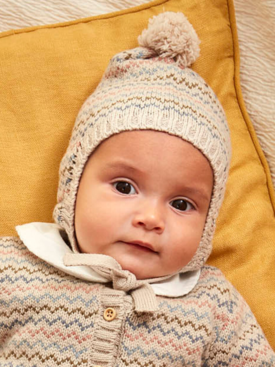 Capota De Punto Con Pompon Piedra Melange