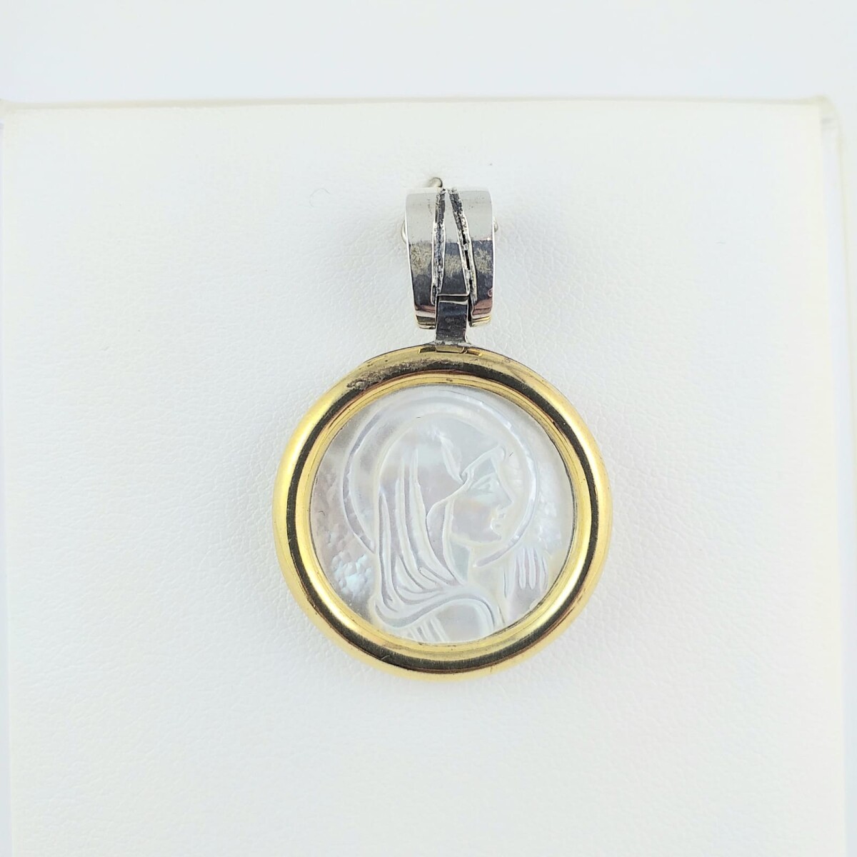 Medalla de plata 925 con doublé en oro 18K, virgen niña en nácar, diámetro 2.5cm, espesor 4mm 