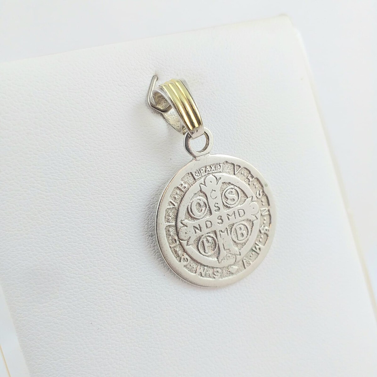 Medalla religiosa de plata 925, San Benito, diámetro 23mm, con detalles de double en oro 18Ktes. 