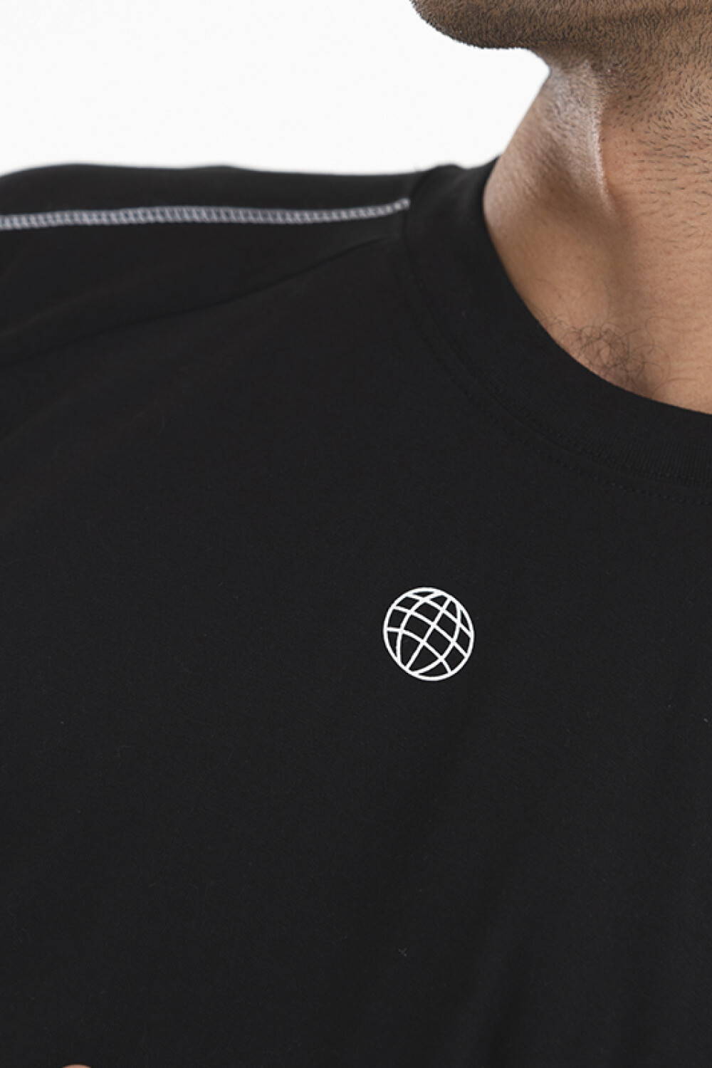 Remera Pulau Being Negro