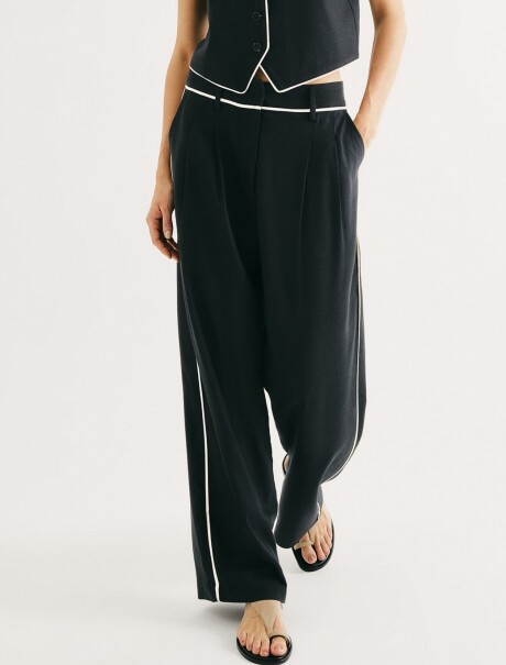 PANTALÓN RECTO CON BOLSILLOS NEGRO