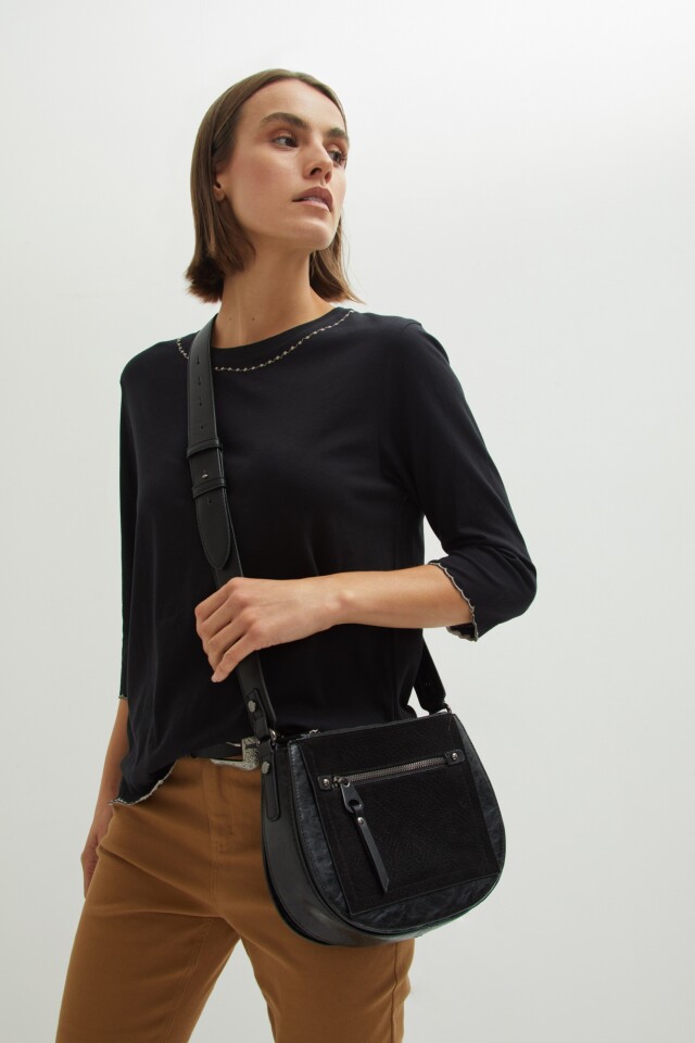 Bandolera con aplique texturado negro