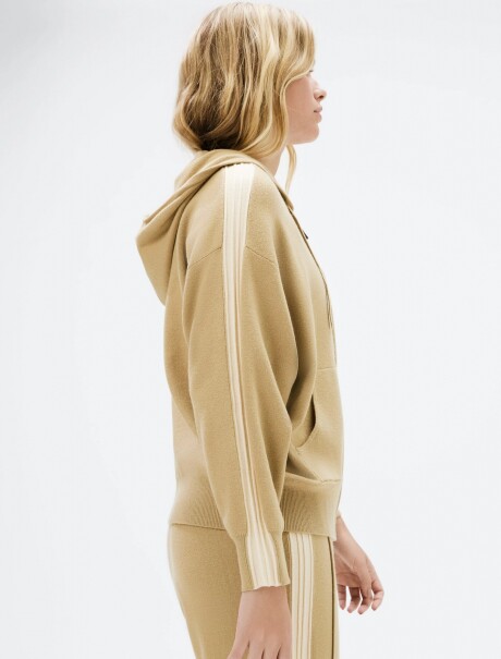 CAMPERA DE PUNTO CON CAPUCHA ROJO