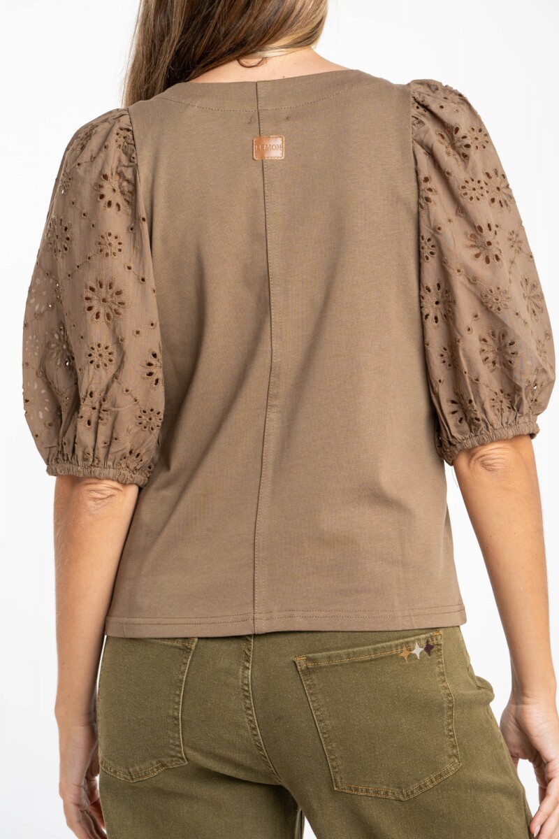 Remera Manga Globo Broderie Oliva