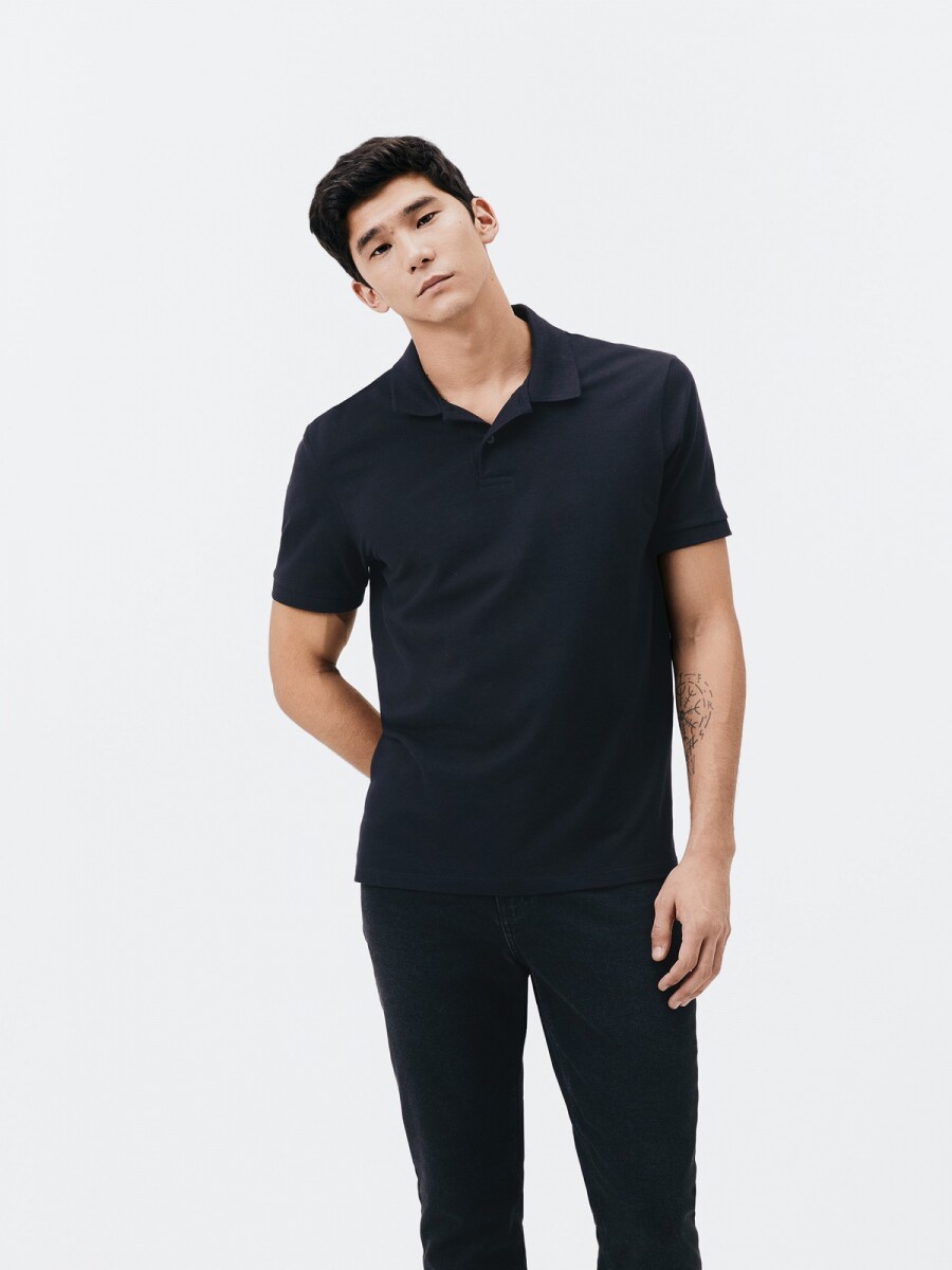 CAMISETA BÁSICA CON CUELLO - NEGRO 