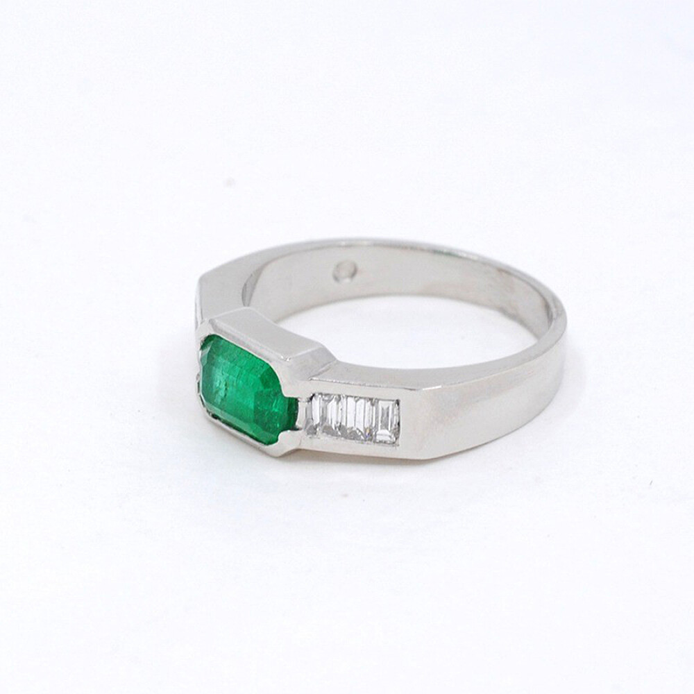 Anillo En Platino, Brillantes Y Esmeralda Anillo En Platino, Brillantes Y Esmeralda