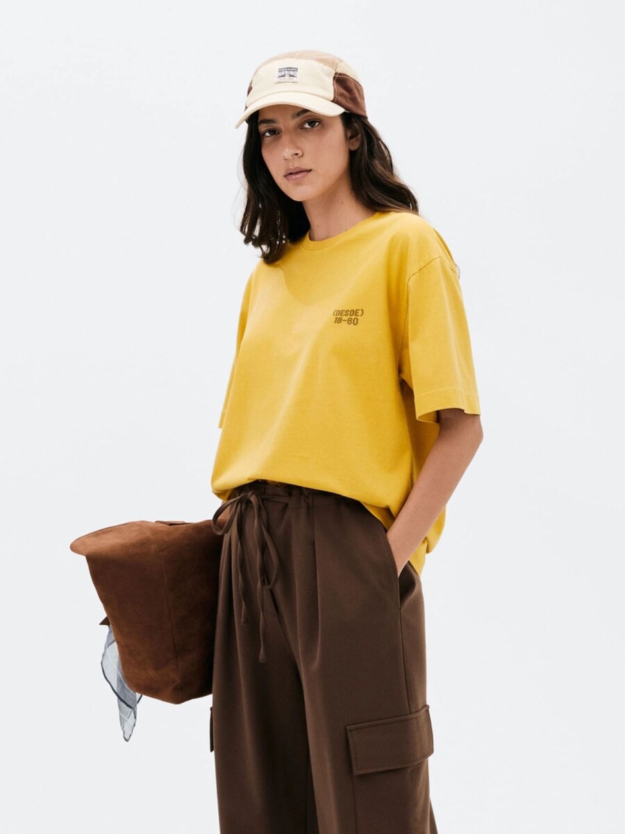 CAMISETA OVERSIZED CON ESTAMPA - AMARILLO 